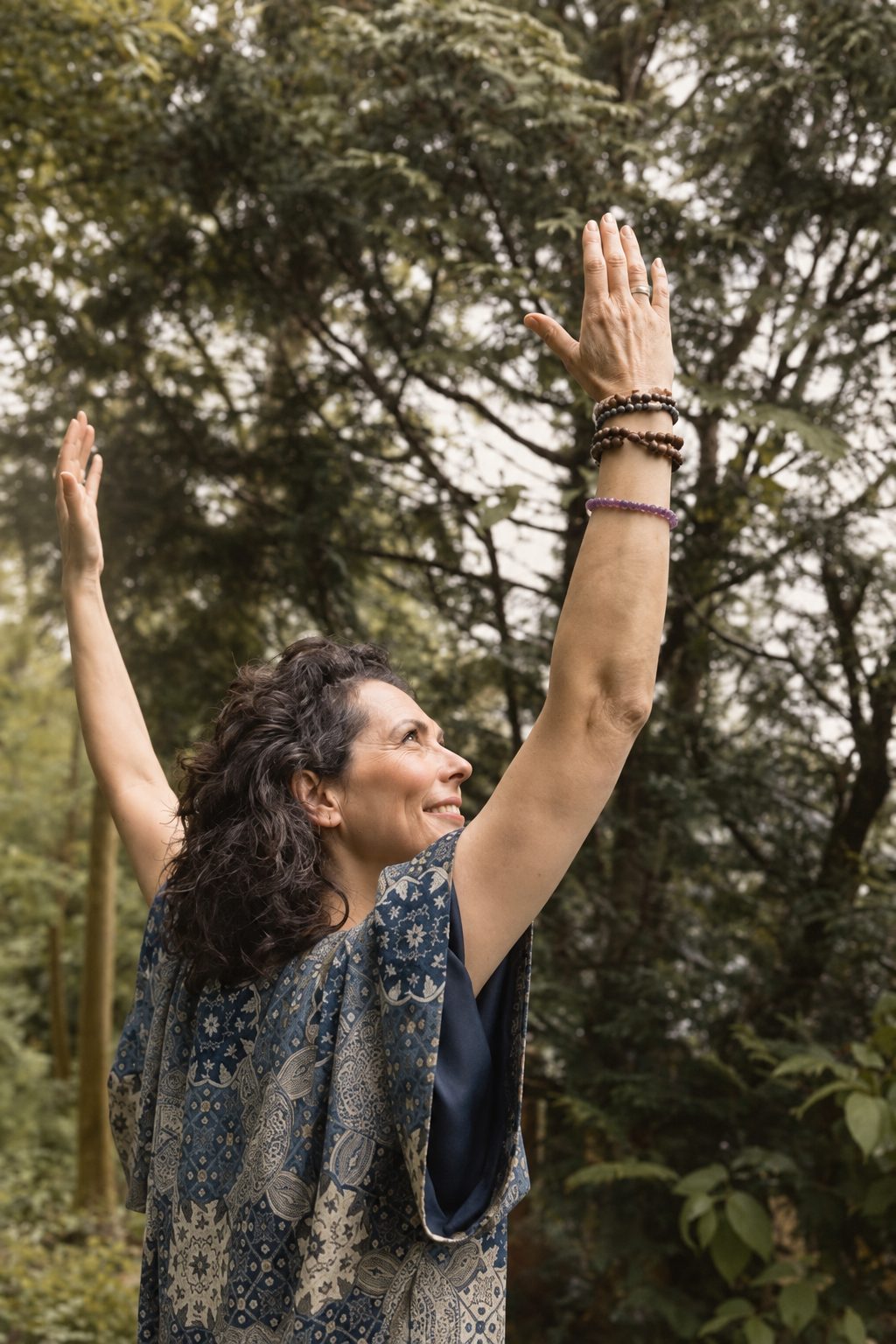 Wendy-Joyce met de armen omhoog in de natuur