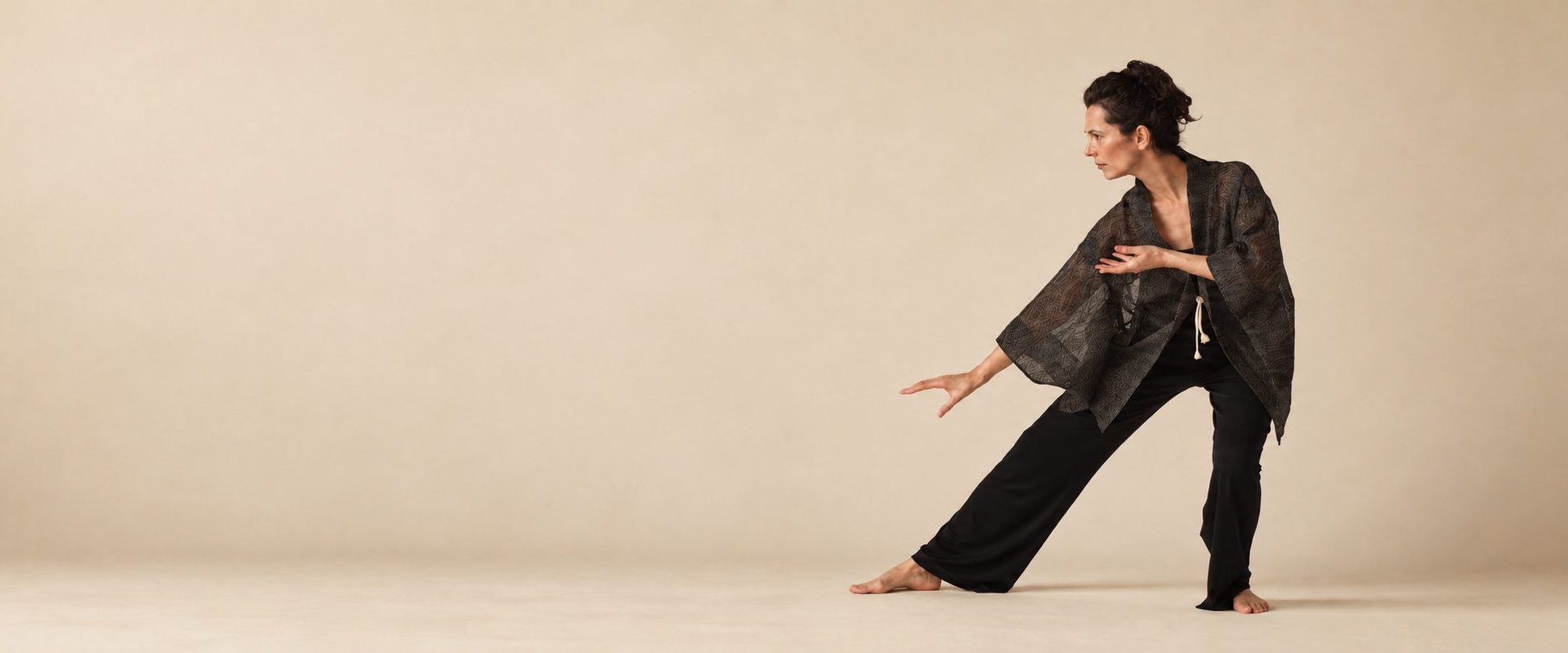 Wendy-Joyce in een Tai Chi-houding in de studio